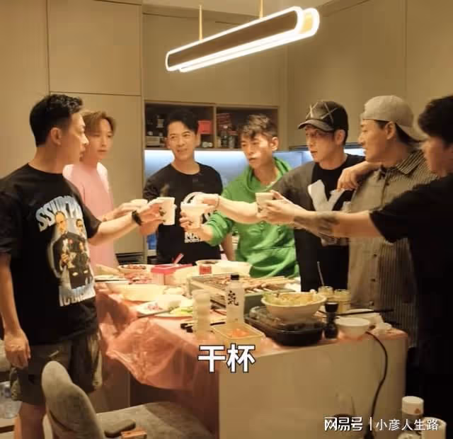 林峯攜妻女與眾多港星聚餐!吳卓羲親自為張馨月卷肉,郭政鴻現身