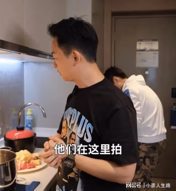 林峯攜妻女與眾多港星聚餐!吳卓羲親自為張馨月卷肉,郭政鴻現身