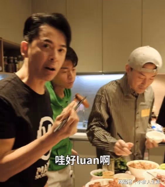 林峯攜妻女與眾多港星聚餐!吳卓羲親自為張馨月卷肉,郭政鴻現身