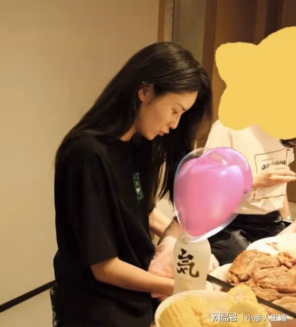林峯攜妻女與眾多港星聚餐!吳卓羲親自為張馨月卷肉,郭政鴻現身