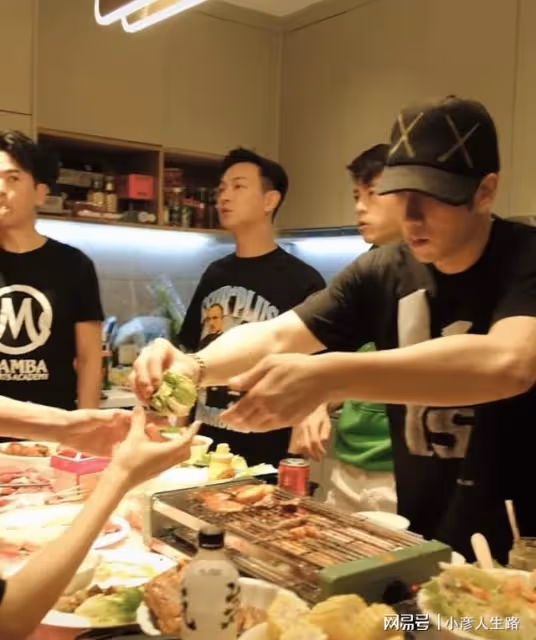 林峯攜妻女與眾多港星聚餐!吳卓羲親自為張馨月卷肉,郭政鴻現身