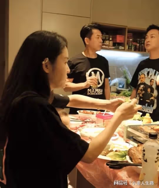 林峯攜妻女與眾多港星聚餐!吳卓羲親自為張馨月卷肉,郭政鴻現身