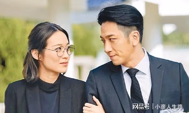 林峯攜妻女與眾多港星聚餐!吳卓羲親自為張馨月卷肉,郭政鴻現身