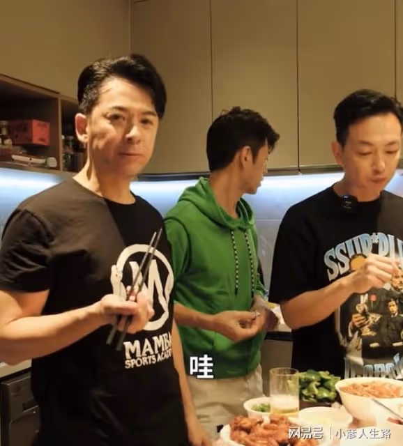 林峯攜妻女與眾多港星聚餐!吳卓羲親自為張馨月卷肉,郭政鴻現身