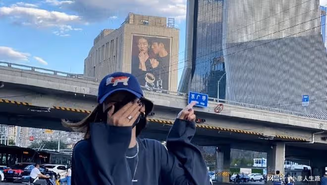 井柏然深夜與倆美女熱聊,無名指戒指太扎眼,網友:這戀情我支持