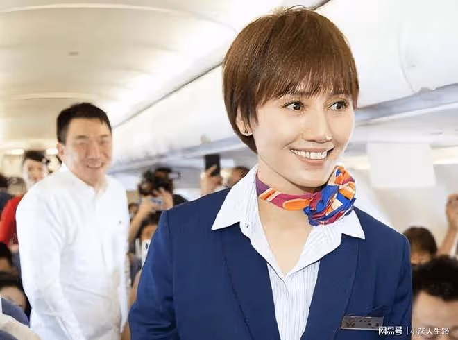 同樣是演空姐，袁泉注重職業性，楊穎站著就行，劉亦菲很亮眼