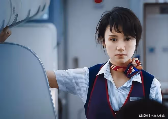 同樣是演空姐，袁泉注重職業性，楊穎站著就行，劉亦菲很亮眼