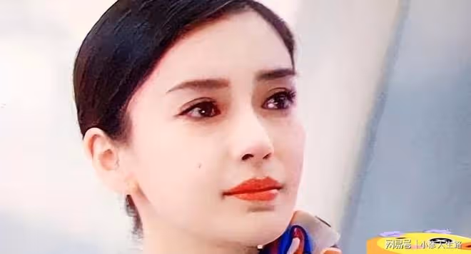 同樣是演空姐，袁泉注重職業性，楊穎站著就行，劉亦菲很亮眼