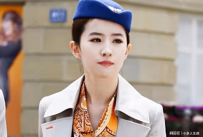 同樣是演空姐，袁泉注重職業性，楊穎站著就行，劉亦菲很亮眼