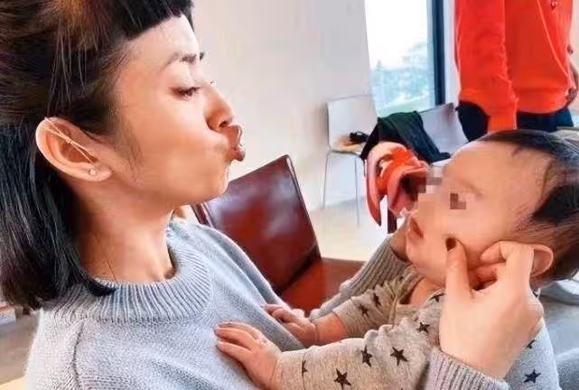 林依晨女兒正臉首曝光!小小林「圓臉嘟嘟+精緻五官」,舉止投足憨態可掬,網友驚呼:遺傳媽媽美貌基因