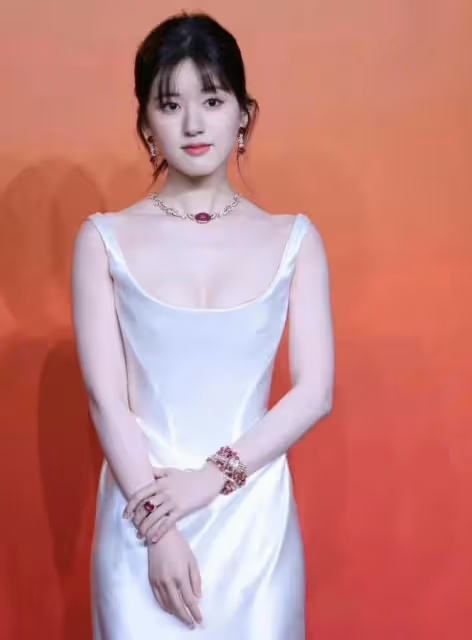 吳磊趙露思同場活動猶如婚禮現場,楊洋同場獨自美麗