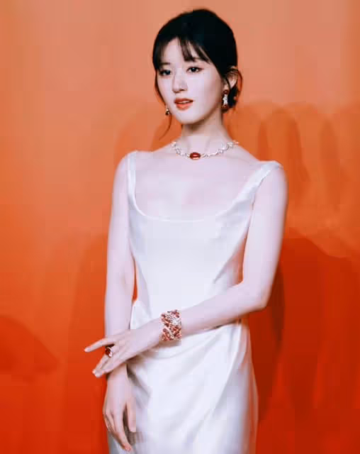 吳磊趙露思同場活動猶如婚禮現場,楊洋同場獨自美麗