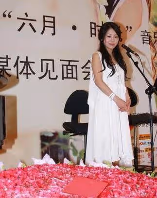知名歌手曝老公不忠誠，二人大時尚視頻畫面公開，女方背景不簡單