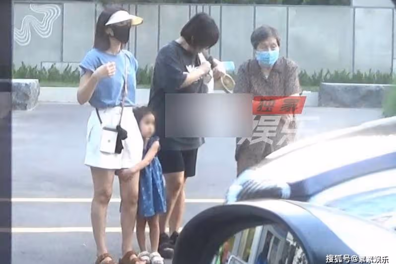 高圓圓帶女兒逛公園，女兒抱著媽媽的大腿超可愛，像一個小公主
