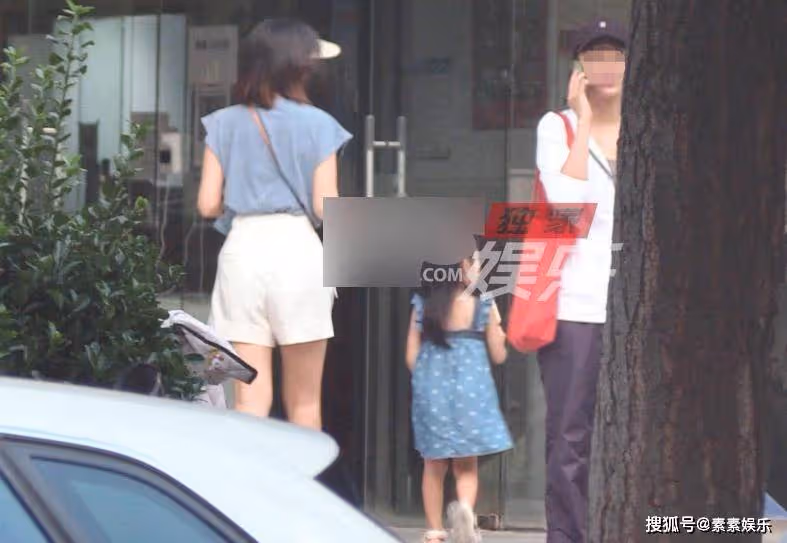 高圓圓帶女兒逛公園,女兒抱著媽媽的大腿超可愛,像一個小公主