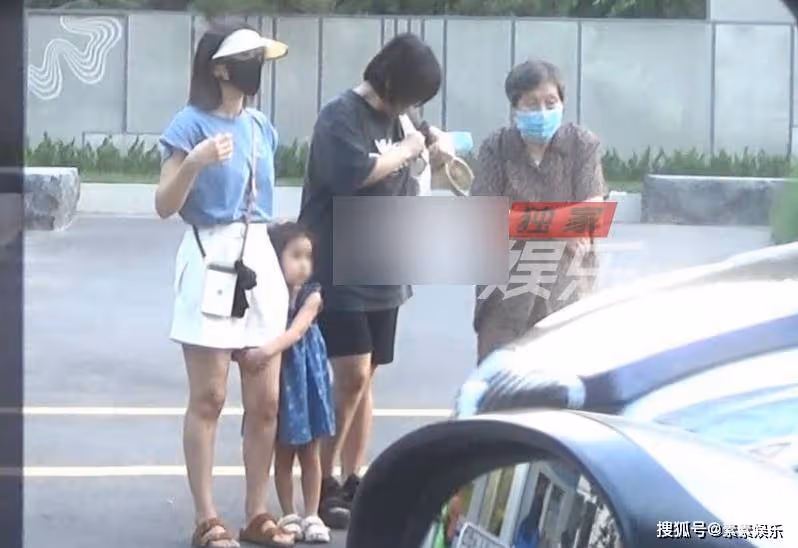 高圓圓帶女兒逛公園,女兒抱著媽媽的大腿超可愛,像一個小公主