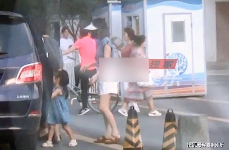 高圓圓帶女兒逛公園,女兒抱著媽媽的大腿超可愛,像一個小公主