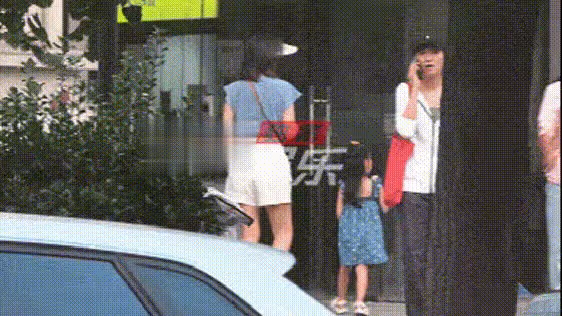 高圓圓帶女兒逛公園,女兒抱著媽媽的大腿超可愛,像一個小公主