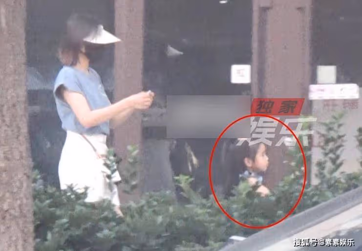 高圓圓帶女兒逛公園,女兒抱著媽媽的大腿超可愛,像一個小公主