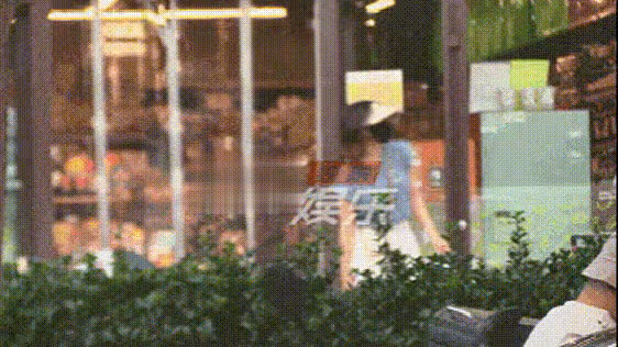 高圓圓帶女兒逛公園,女兒抱著媽媽的大腿超可愛,像一個小公主