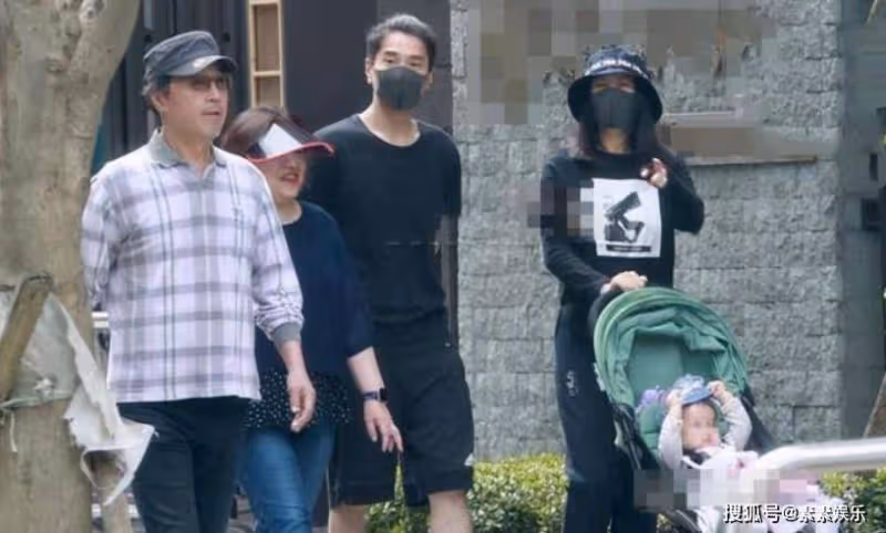 高圓圓帶女兒逛公園,女兒抱著媽媽的大腿超可愛,像一個小公主