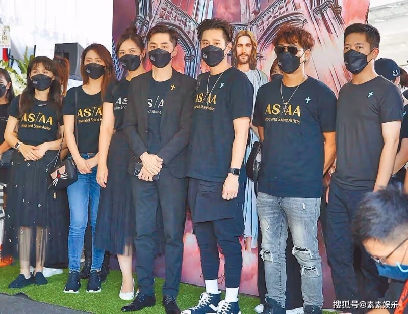 艾成送別追思會,遺孀拿結婚照悲傷落淚,在靈車裡強忍淚水送別