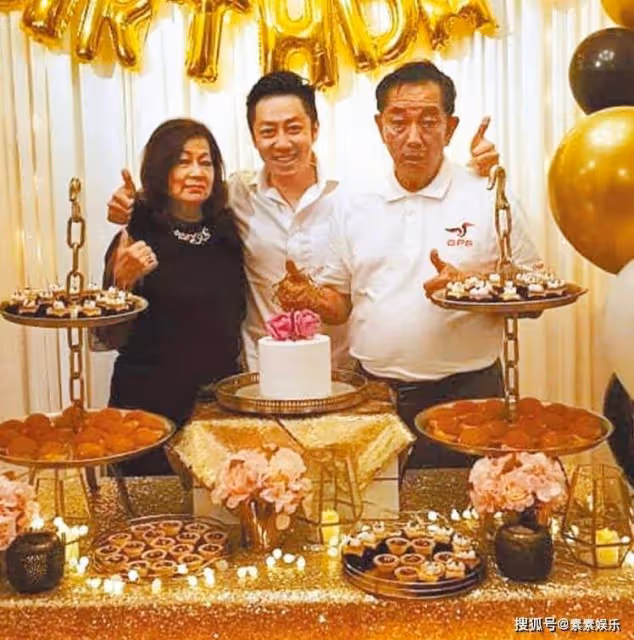 艾成送別追思會,遺孀拿結婚照悲傷落淚,在靈車裡強忍淚水送別
