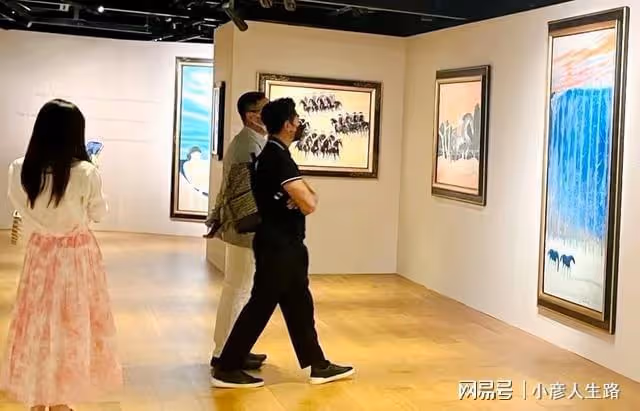 方媛手挽20萬名包陪郭富城逛畫展,網友曝她不看藝術品一直玩手機