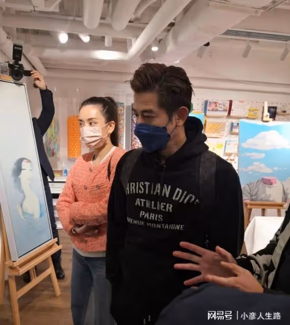 方媛手挽20萬名包陪郭富城逛畫展,網友曝她不看藝術品一直玩手機