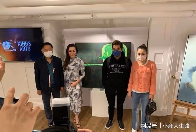 方媛手挽20萬名包陪郭富城逛畫展,網友曝她不看藝術品一直玩手機