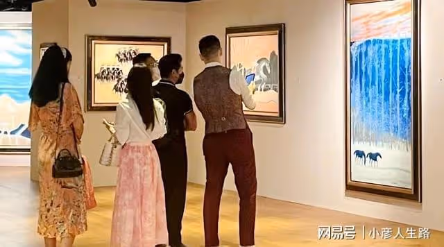 方媛手挽20萬名包陪郭富城逛畫展,網友曝她不看藝術品一直玩手機