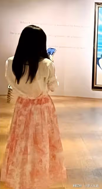 方媛手挽20萬名包陪郭富城逛畫展,網友曝她不看藝術品一直玩手機