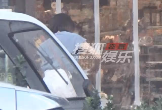 高圓圓帶娃逛街不見趙又廷,穿短褲秀美腿,3歲女兒緊抱媽媽大腿