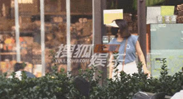 高圓圓帶娃逛街不見趙又廷,穿短褲秀美腿,3歲女兒緊抱媽媽大腿
