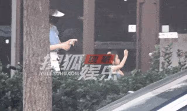 高圓圓帶娃逛街不見趙又廷,穿短褲秀美腿,3歲女兒緊抱媽媽大腿
