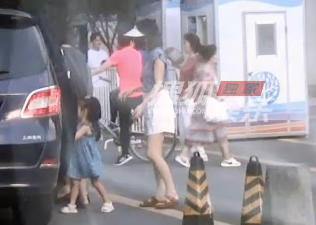 高圓圓帶娃逛街不見趙又廷,穿短褲秀美腿,3歲女兒緊抱媽媽大腿