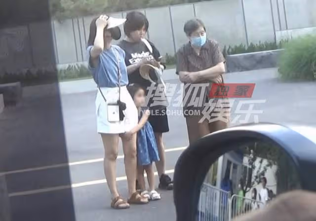 高圓圓帶娃逛街不見趙又廷,穿短褲秀美腿,3歲女兒緊抱媽媽大腿