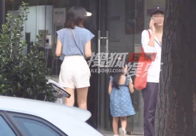 高圓圓帶娃逛街不見趙又廷,穿短褲秀美腿,3歲女兒緊抱媽媽大腿