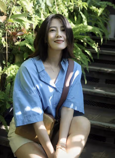 高圓圓帶娃逛街不見趙又廷,穿短褲秀美腿,3歲女兒緊抱媽媽大腿