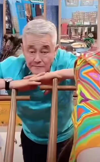 64歲趙本山身體引擔憂!面色難看眼神迷離,強打精神陪女兒直播
