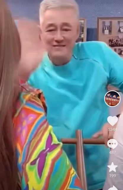 64歲趙本山身體引擔憂!面色難看眼神迷離,強打精神陪女兒直播