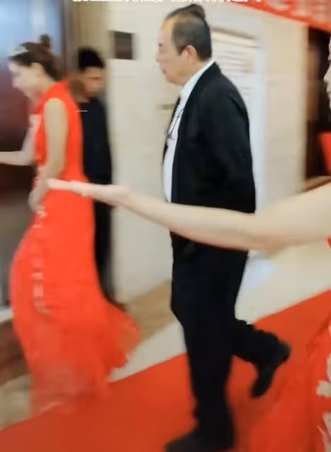 65歲張鐵林現身活動撈金，挺肚腩頭髮稀疏扎小辮，獲人開道排場大