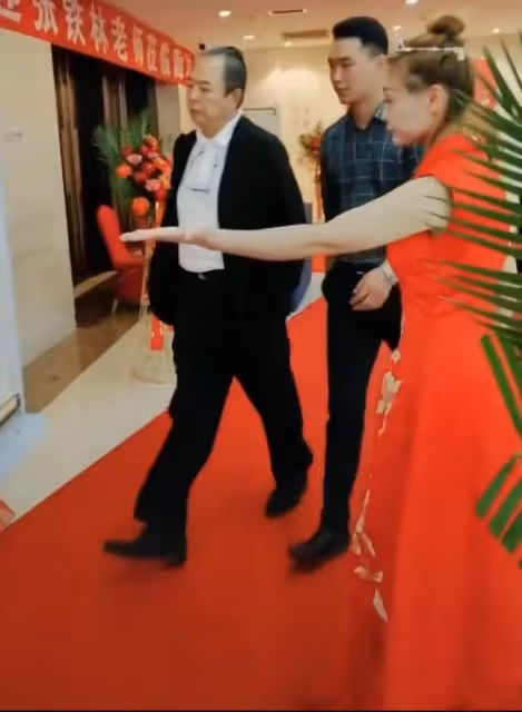 65歲張鐵林現身活動撈金，挺肚腩頭髮稀疏扎小辮，獲人開道排場大