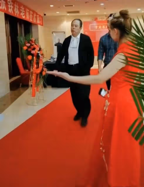 65歲張鐵林現身活動撈金，挺肚腩頭髮稀疏扎小辮，獲人開道排場大