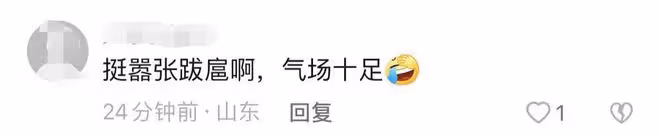 65歲張鐵林現身活動撈金，挺肚腩頭髮稀疏扎小辮，獲人開道排場大