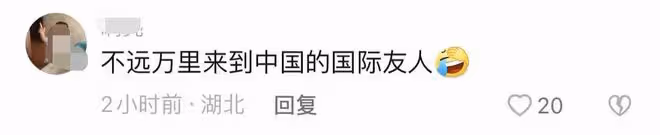 65歲張鐵林現身活動撈金，挺肚腩頭髮稀疏扎小辮，獲人開道排場大