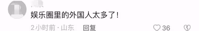 65歲張鐵林現身活動撈金，挺肚腩頭髮稀疏扎小辮，獲人開道排場大