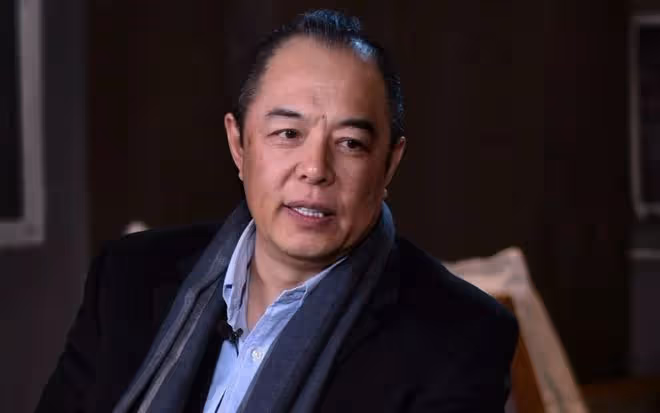 65歲張鐵林現身活動撈金,挺肚腩頭髮稀疏扎小辮,獲人開道排場大