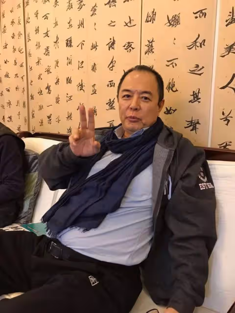 65歲張鐵林現身活動撈金,挺肚腩頭髮稀疏扎小辮,獲人開道排場大