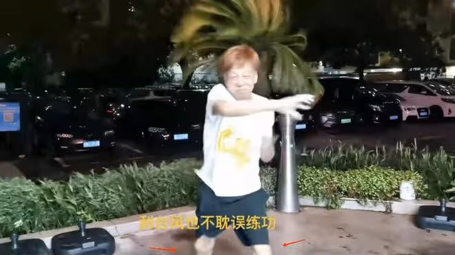 72歲港星梁小龍颱風中練拳，褲管空蕩骨瘦如柴，回應定居內地傳聞